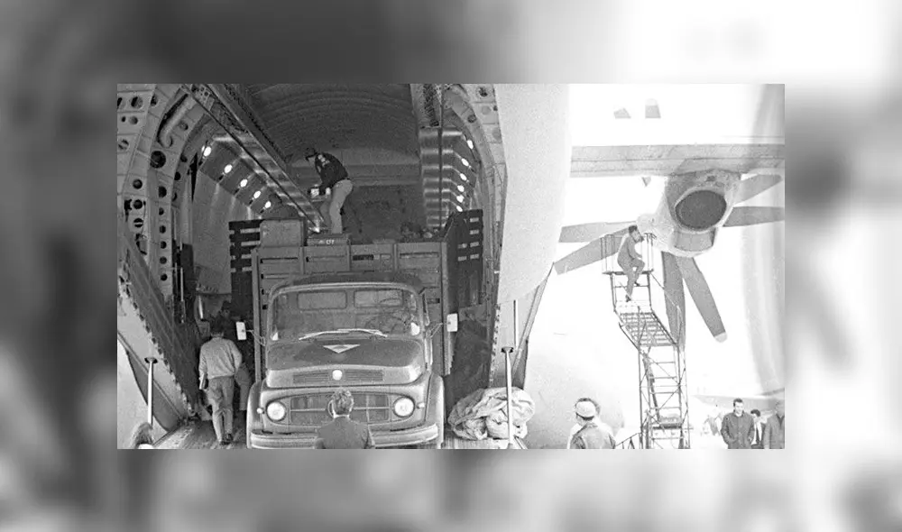 Descarga del avión soviético AN-22 con equipos y ayuda humanitaria para las zonas del Perú afectadas por el terremoto. Foto: Valeriy Shustov / Sputnik Descarga del avión soviético AN-22 con equipos y ayuda humanitaria para las zonas del Perú afectadas por el terremoto. Foto: Valeriy Shustov / Sputnik