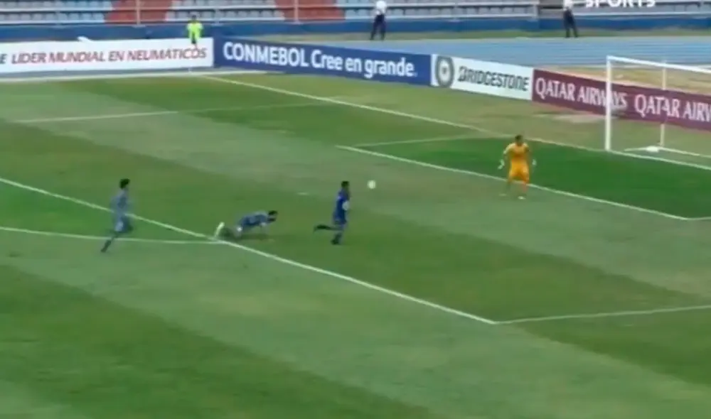 Bryan Moya concretó el segundo de Zulia, sobre Sporting Cristal, pero el juez de la contienda anuló la anotación.