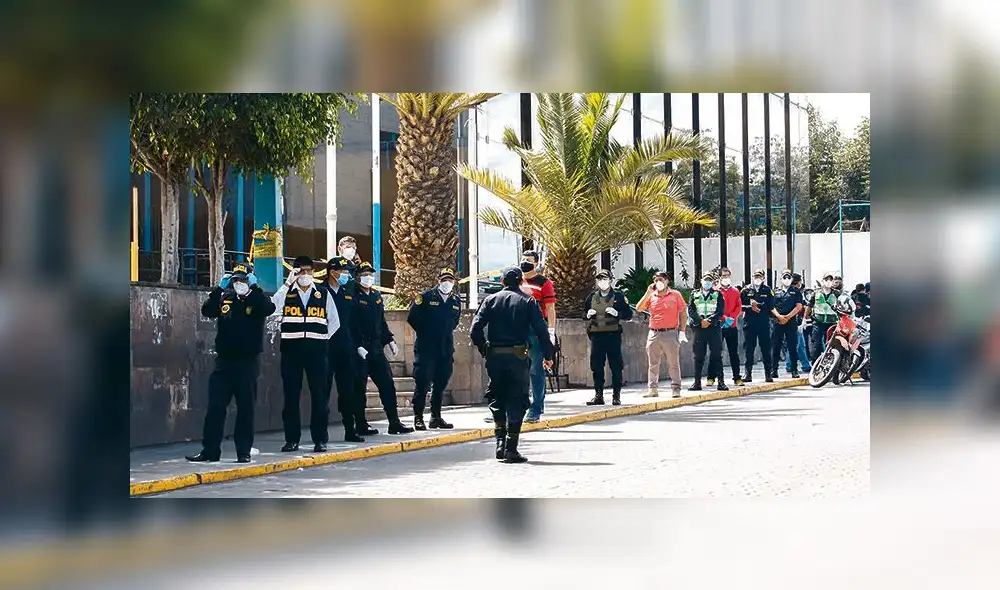 EXAMEN. Policías ayer no formaron en sus sedes, sino afuera de EsSalud para pasar prueba de descarte.