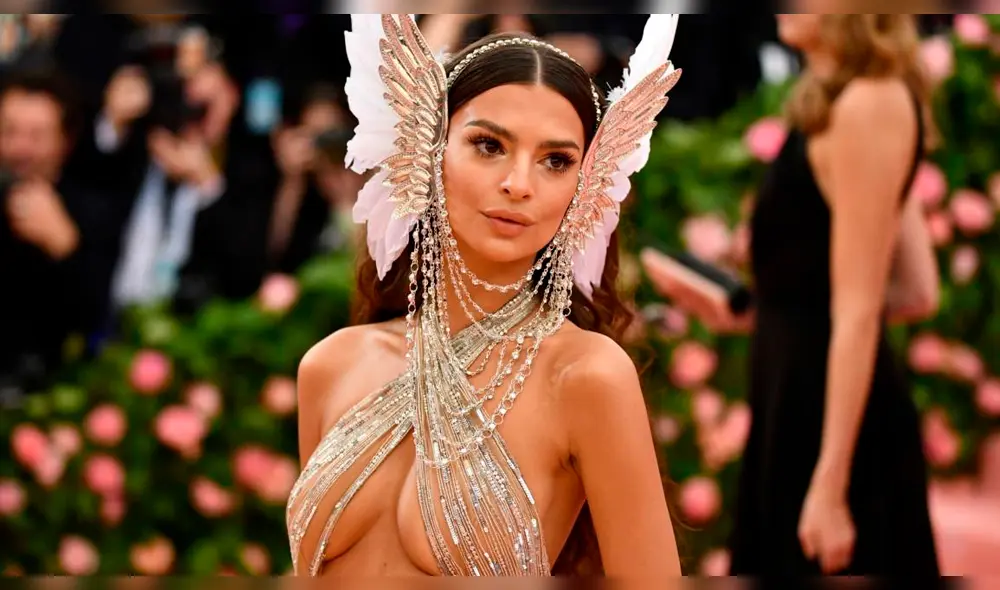 Emily Ratajkowski celebra su cumpleaños con un provocativo tatuaje