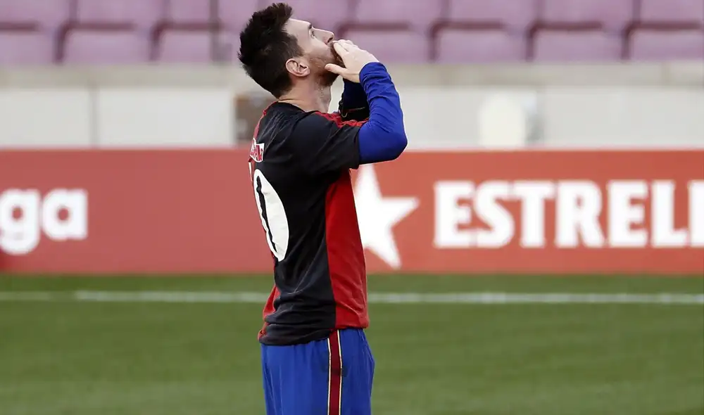 Messi se levantó la camiseta y dejó ver la '10' que usó Maradona en Newell's Old Boys. Foto: EFE