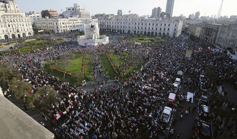 protestas plaza san martin centro de lima foto john reyes protestas plaza san martin centro de lima foto john reyes