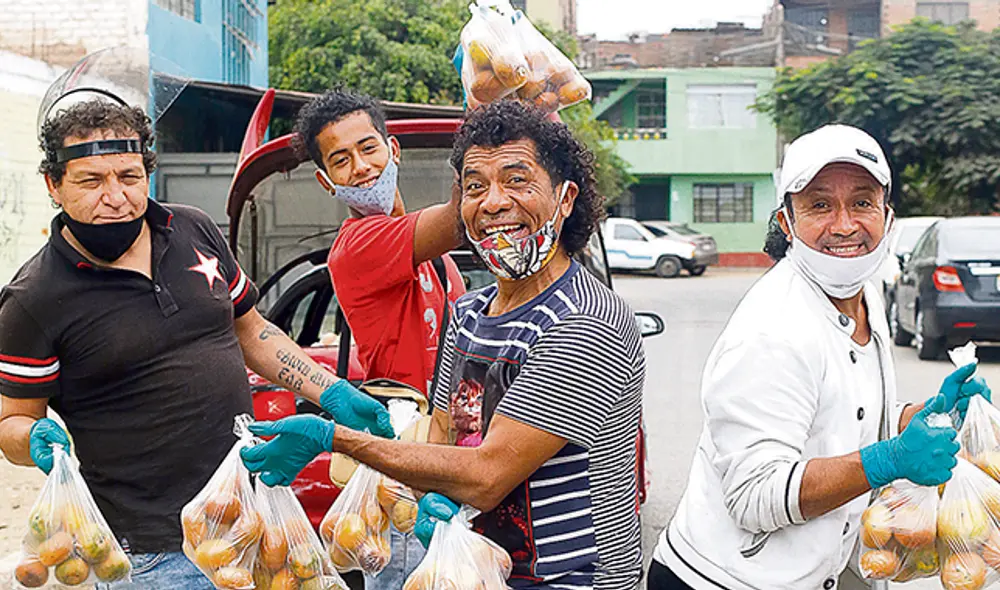 Cachay y demás cómicos ambulantes se mantienen con la venta de frutas hasta volver a los shows. (Foto: Félix Contreras)