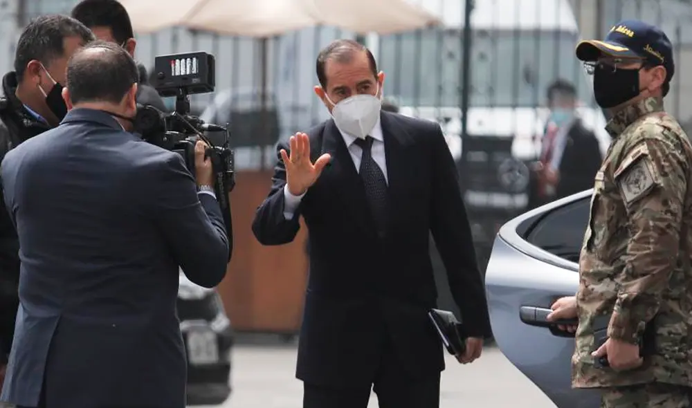 Walter Martos saliendo del Congreso. Foto: Jorge Cerdán/La República.