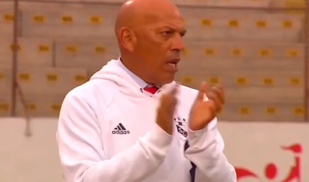 Árbitro solicitó a Mosquera ponerse un chaleco encima del saco y decidió ponerse un buzo. Foto: Captura