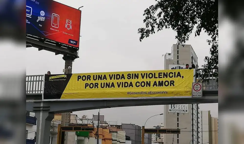 Colocan carteles en la Vía Expresa y realizan vigilia a favor del enfoque de género Colocan carteles en la Vía Expresa y realizan vigilia a favor del enfoque de género