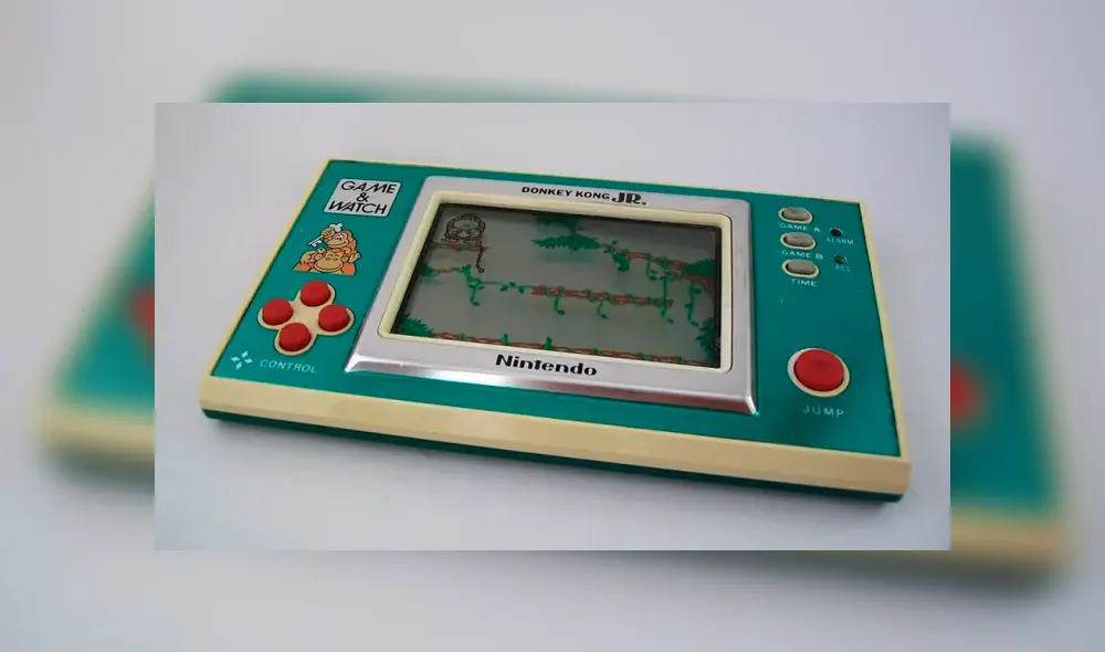 Desliza para ver más detalles de esta supuesta 'viajera del tiempo' que generó asombro en YouTube. Foto: Captura. Desliza para ver más detalles de esta supuesta 'viajera del tiempo' que generó asombro en YouTube. Foto: Captura.