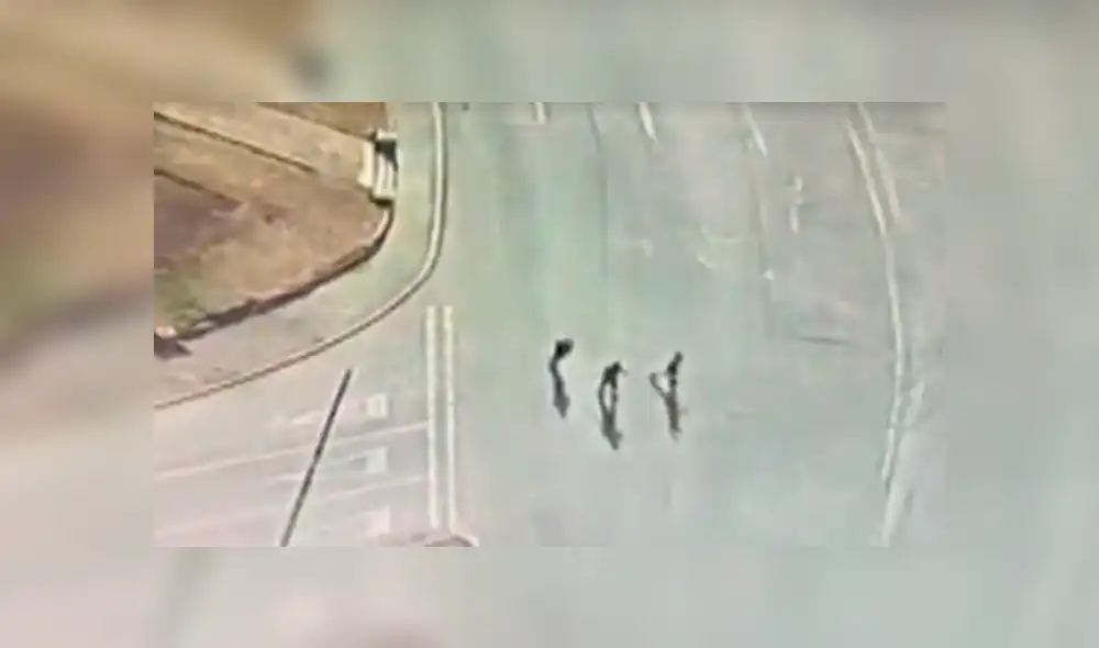 Automóvil arrastra a adolescente que dirigía el tránsito a cambio de monedas