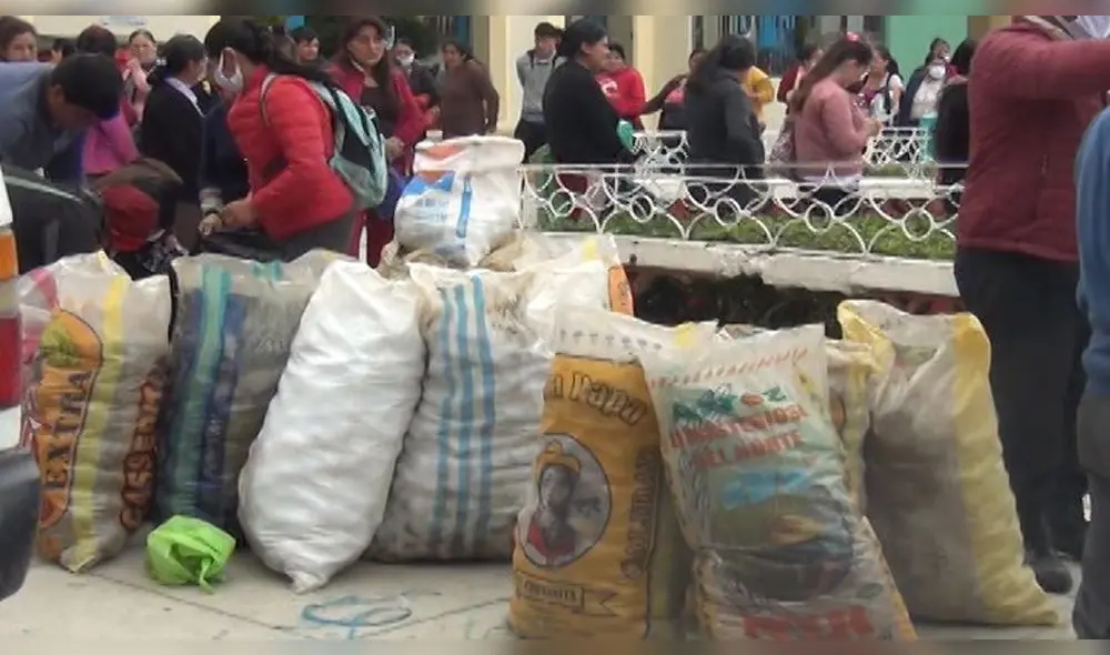 Ronderos donan alimentos en Chota Ronderos donan alimentos en Chota