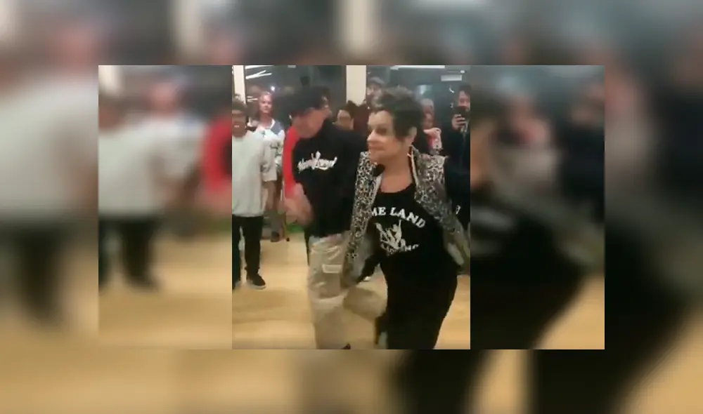 En Facebook, los esposos asombraron con sus singulares movimientos en una clase de baile.
