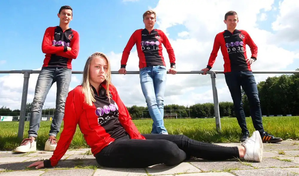 Fokkema, de 19 años, juega con sus compañeros varones del VV Foarut desde los cinco años. Foto: KNVB.