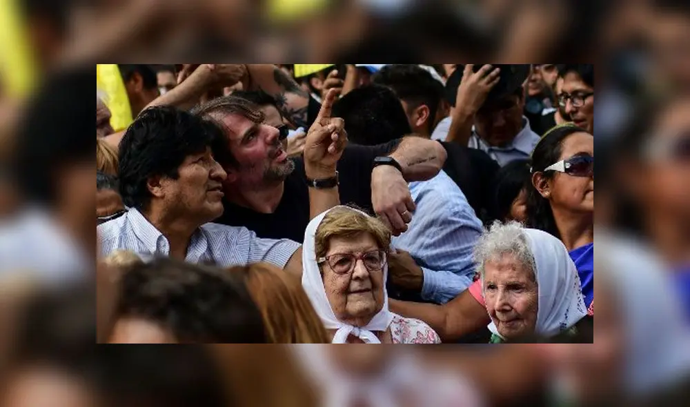 Evo Morales, expresidente de Bolivia junto a las Madres de Plaza de Mayo de Argentina. Foto: AFP.