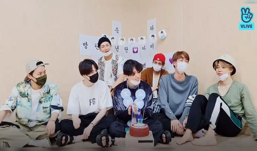 Desliza para ver más imágenes de BTS celebrando el cumpleaños de Jungkook y el #1 en los Billboard Hot 100. Créditos: V Live