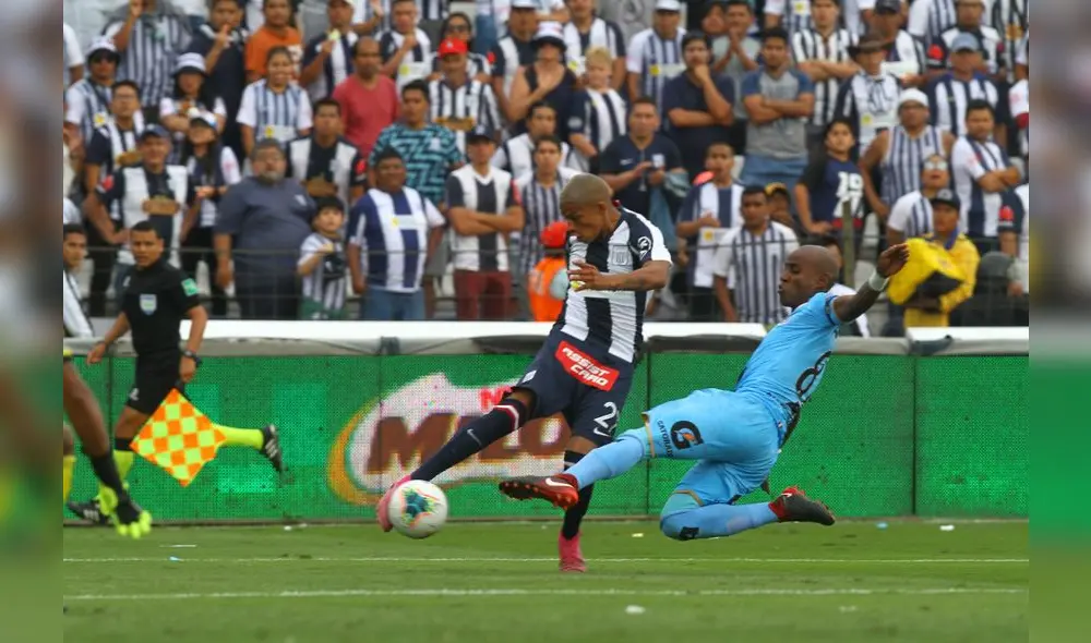 Duelo. Reyes ganó de lejos el duelo con el delantero Quevedo de Alianza.