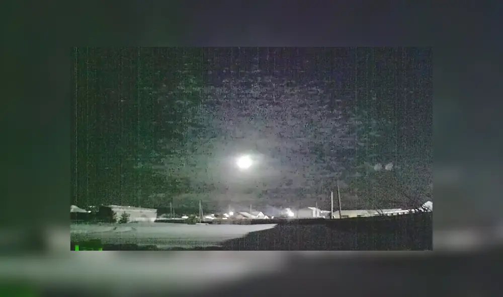 Desliza hacia la izquierda para ver el momento en un meteorito ilumina el cielo en Rusia. Viral de YouTube.