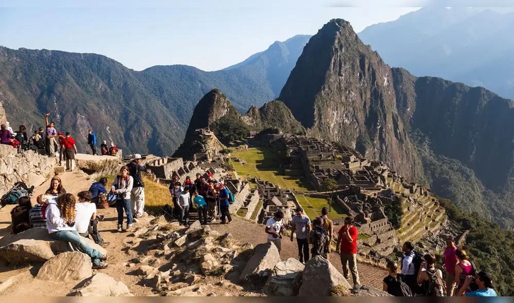 Turistas visitando Macchu Picchu. Turistas visitando Macchu Picchu.