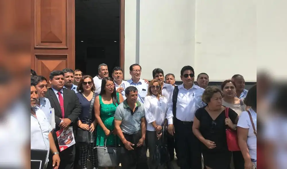 Dirigentes sindicales en la puerta del Congreso edificio Juan Santos Atahualpa, después de reunión con Justiniano Apaza.
