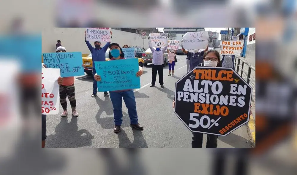 Padres de familia llegaron con carteles a denunciar dichas pensiones. Créditos: URPI-GLR.
