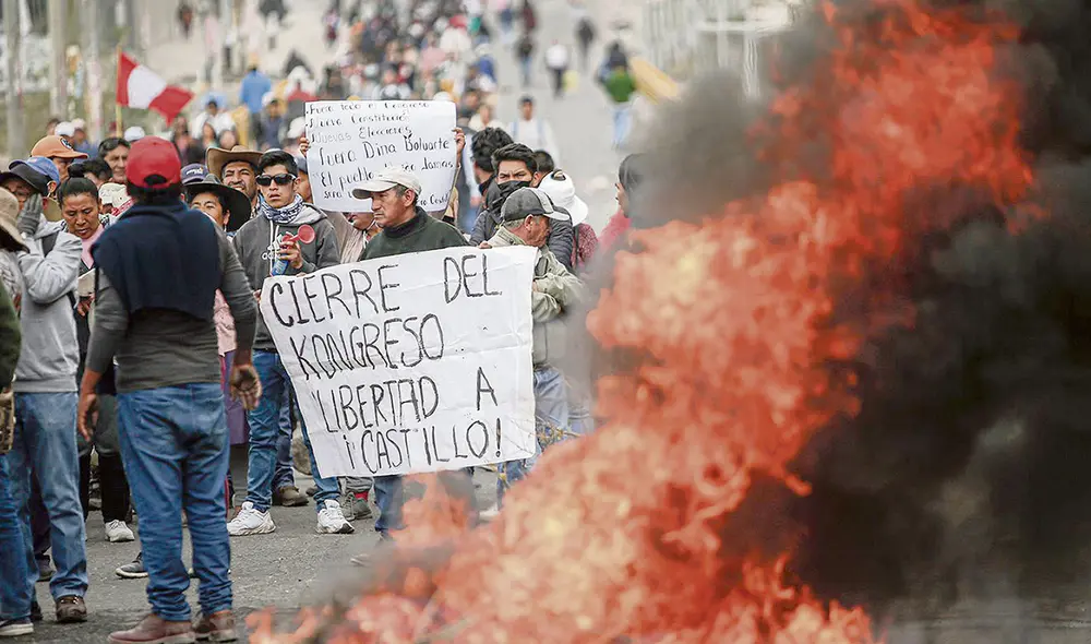 El sur. Cientos de ciudadanos salieron ayer a expresarse en la ciudad de Arequipa en contra del Congreso de la República y el adelanto de elecciones. También pidieron liberar a Pedro Castillo. Foto: Rodrigo Talavera/La República El sur. Cientos de ciudadanos salieron ayer a expresarse en la ciudad de Arequipa en contra del Congreso de la República y el adelanto de elecciones. También pidieron liberar a Pedro Castillo. Foto: Rodrigo Talavera/La República