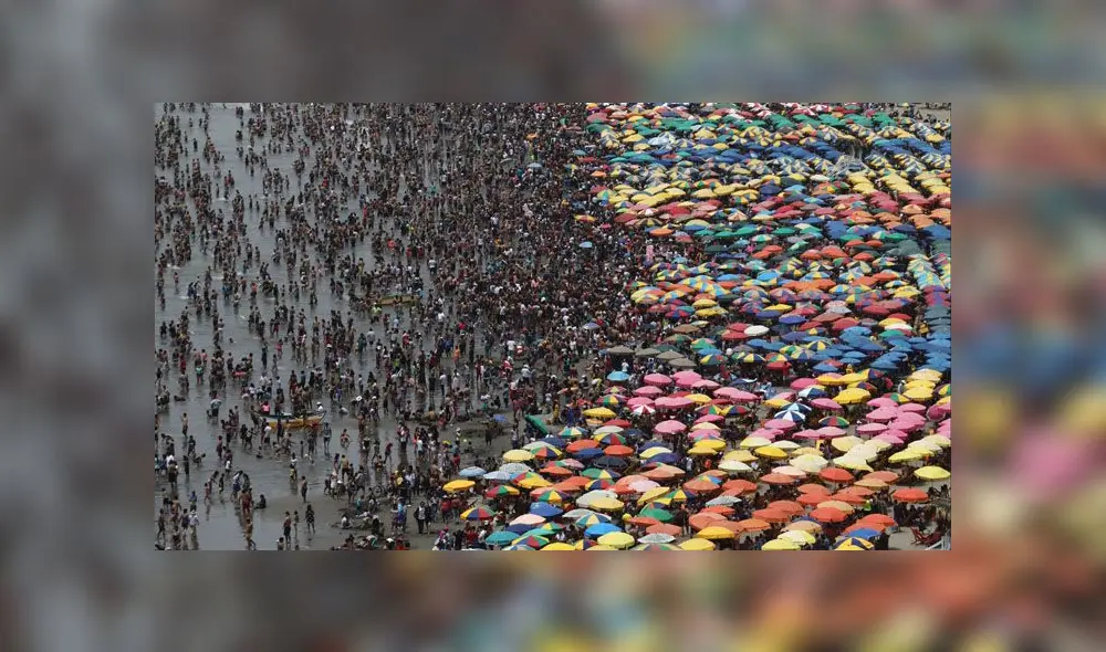Agua Dulce se vio repleta de personas, quienes llegaron con sombrillas y muchas ganas de pasar el primer día del año. (Foto: Jorge Cerdán / La República)