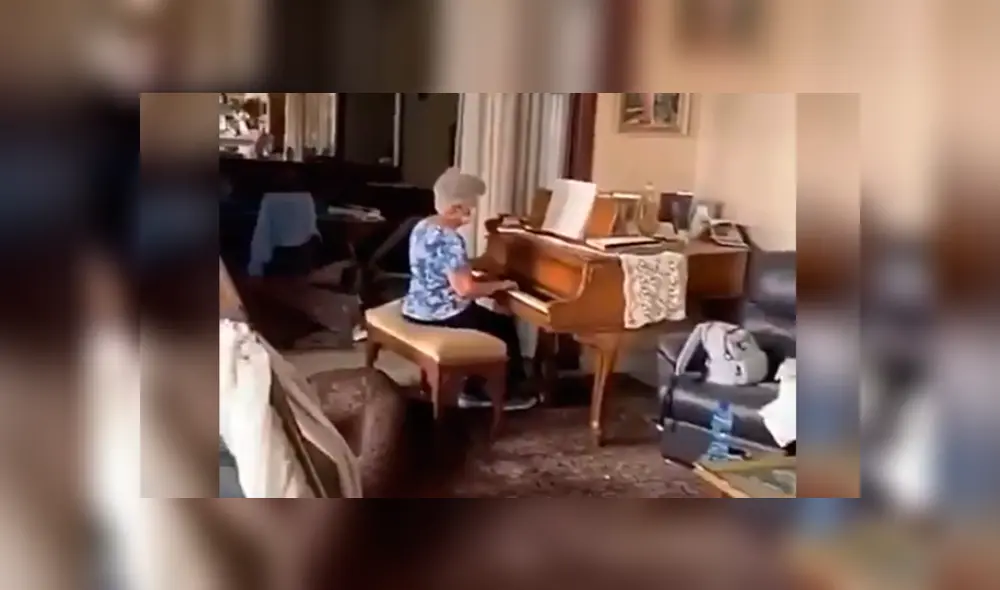 La mujer tocó el piano la pieza “Auld Lang Syne” entre los escombros de su casa destruida. Foto: Captura La mujer tocó el piano la pieza “Auld Lang Syne” entre los escombros de su casa destruida. Foto: Captura