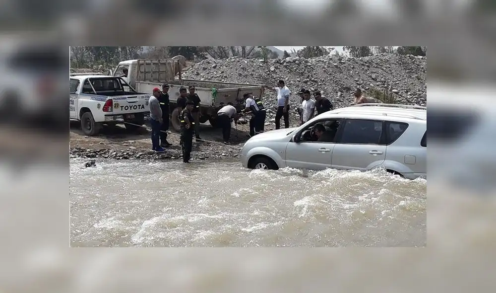 Intentó atravesar río Lurín con su camioneta y casi es arrastrado por la corriente [FOTOS Y VIDEO]