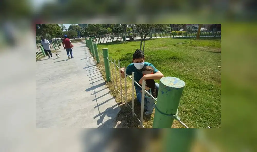 Padres de familia y sus hijos pasean en la Plaza de Armas de El Agustino. (Foto: Grace Mora / GLR - URPI) Padres de familia y sus hijos pasean en la Plaza de Armas de El Agustino. (Foto: Grace Mora / GLR - URPI)
