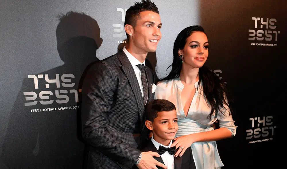 Cristiano Ronaldo se conmovió al enseñarle a su hijo mayor el lugar donde vivió cuándo tenía 12 años. | Foto: EFE