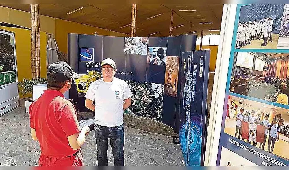 muestra. Exhibieron fotografías de satélite peruano en feria.
