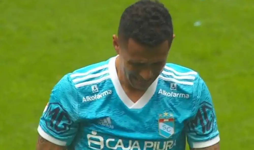 Yotún fue a una dividida y terminó sentido. El jugador trató de continuar pero pidió su cambio. Foto: captura GolPerú Yotún fue a una dividida y terminó sentido. El jugador trató de continuar pero pidió su cambio. Foto: captura GolPerú