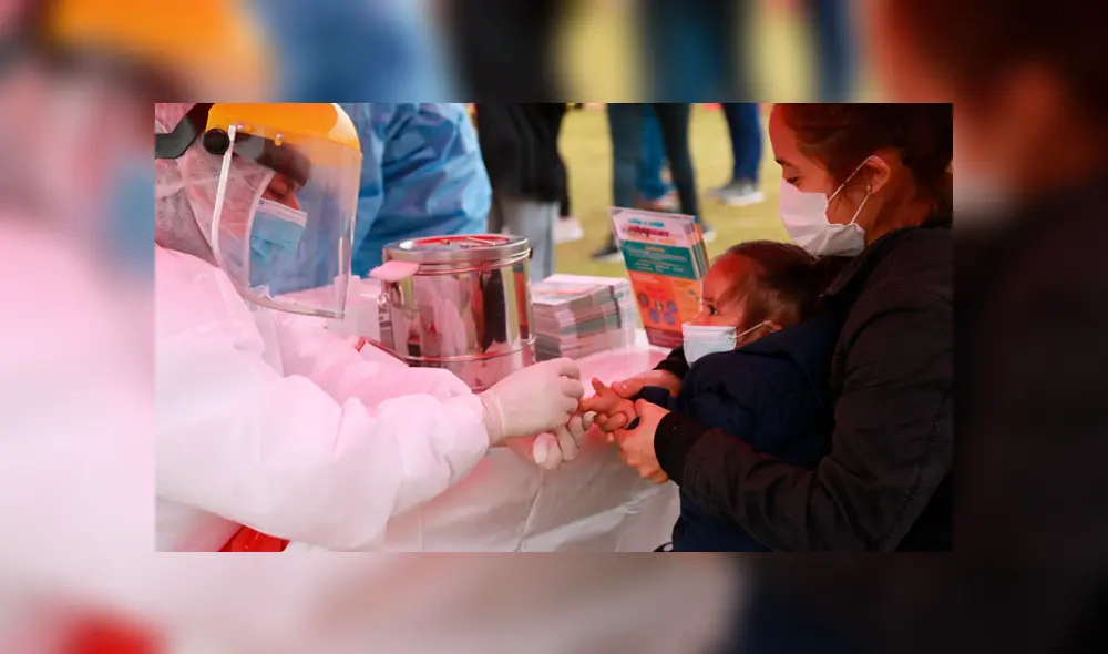 Tutores de niños que eran cuidados en Cuna Más reciben canastas de alimentos no perecibles. Foto: Minsa Tutores de niños que eran cuidados en Cuna Más reciben canastas de alimentos no perecibles. Foto: Minsa