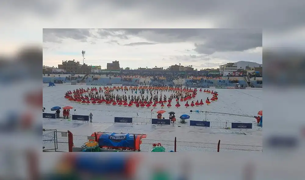Danzarines continuaron bailando pese a granizada en Puno.