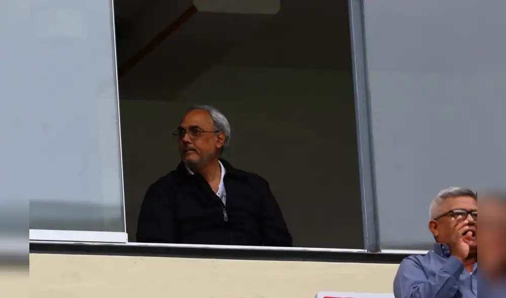Manuel Burga causó revuelo entre los hinchas por su presencia en el Estadio Nacional.