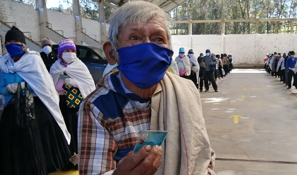 Don Marcelino recibiendo su pensión. Foto: Midis