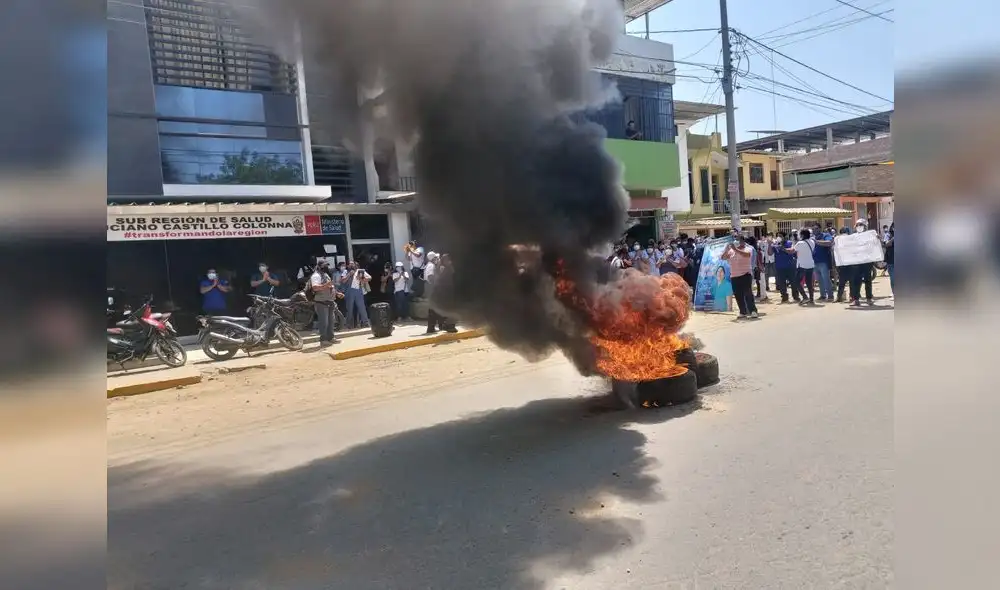 Personal médico realizó plantón. Foto: Sullana N.