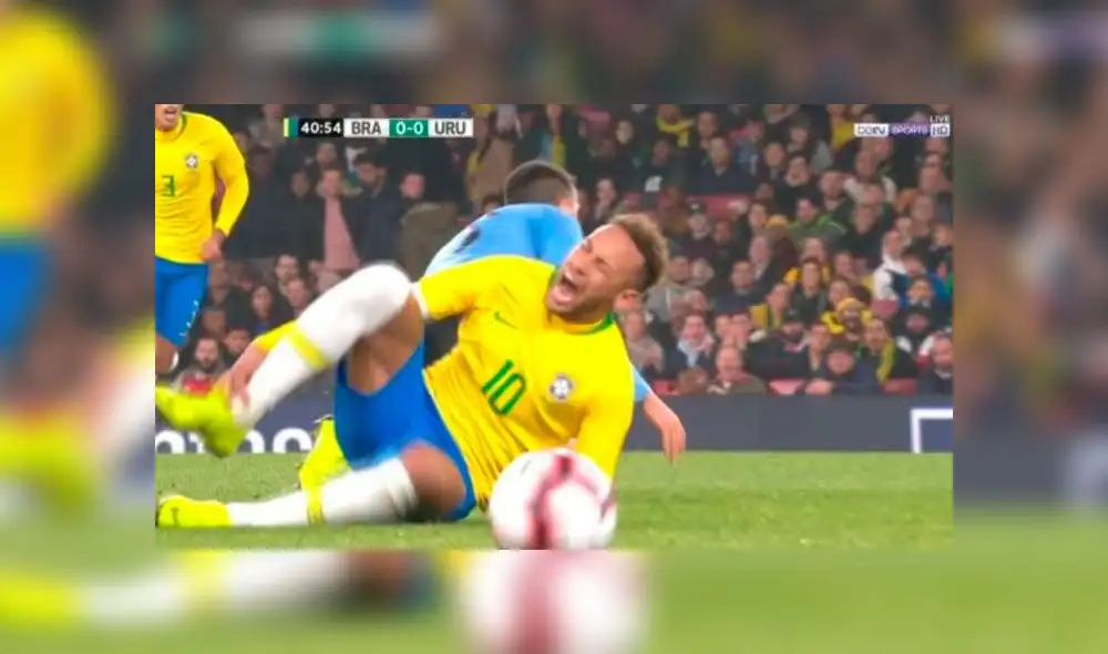 Brasil vs Uruguay: Neymar recibió una dura falta y terminó revolcado en el campo [VIDEO]
