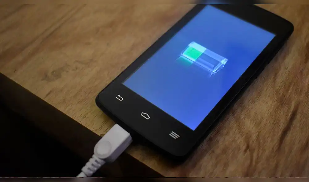 Adolescente muere electrocutado por usar audífonos mientras cargaba celular