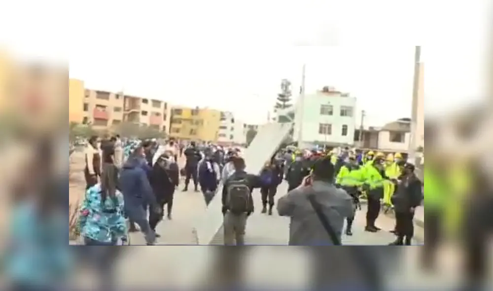 Policías intervinieron para evitar enfrentamientos entre ambas partes. (Foto: Captura de video / Canal N)