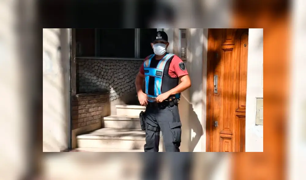 Custodio policial resguardando la vivienda de la joven. Foto: Crónica. Custodio policial resguardando la vivienda de la joven. Foto: Crónica.