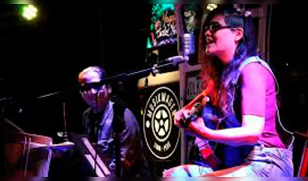 La joven artista triunfa en video tocando el charango ayacuchano.