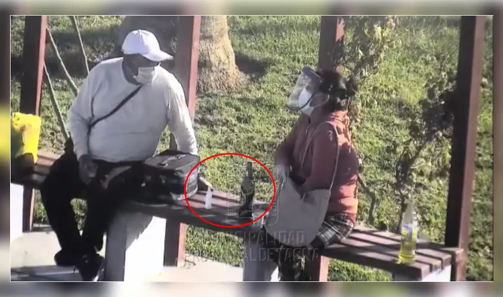 Tacna. Pareja tomaba licor en la vía pública, pero eso sí, respetando el distanciamiento y protocolos. Tacna. Pareja tomaba licor en la vía pública, pero eso sí, respetando el distanciamiento y protocolos.