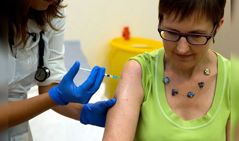 Clinical research fellow at Oxford University, Dr Felicity Hartnell, injects British volunteer Ruth Atkins with Ebola vaccine Chimp Adenovirus type 3 (ChAd3) at the Oxford Vaccine Group Centre for Clinical Vaccinology and Tropical Medicine (CCVTM) in Oxford on September 17, 2014. Atkins is the first person to receive the new vaccine for the Ebola virus after US President Barack Obama called for action against the epidemic and warned it was "spiralling out of control". The vaccine specifically targets the Zaire species of Ebola, which has killed 2,461 people out of 4,985 recorded cases in Guinea, Liberia, Senegal and Sierra Leone since the start of the year, according to World Health Organisation (WHO) data. AFP PHOTO/POOL/STEVE PARSONS (Photo by Steve Parsons / POOL / AFP) Clinical research fellow at Oxford University, Dr Felicity Hartnell, injects British volunteer Ruth Atkins with Ebola vaccine Chimp Adenovirus type 3 (ChAd3) at the Oxford Vaccine Group Centre for Clinical Vaccinology and Tropical Medicine (CCVTM) in Oxford on September 17, 2014. Atkins is the first person to receive the new vaccine for the Ebola virus after US President Barack Obama called for action against the epidemic and warned it was "spiralling out of control". The vaccine specifically targets the Zaire species of Ebola, which has killed 2,461 people out of 4,985 recorded cases in Guinea, Liberia, Senegal and Sierra Leone since the start of the year, according to World Health Organisation (WHO) data. AFP PHOTO/POOL/STEVE PARSONS (Photo by Steve Parsons / POOL / AFP)