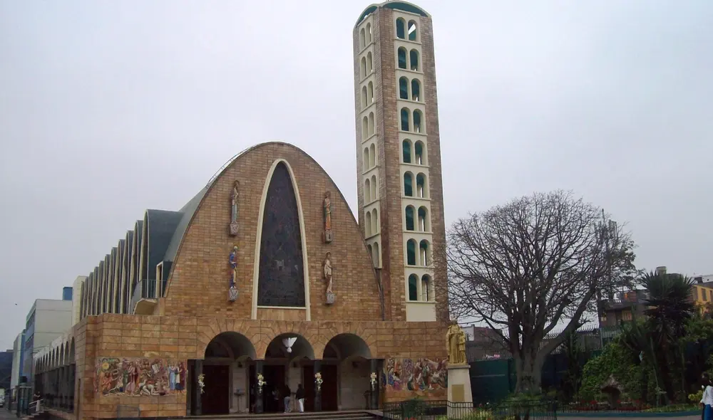 Símbolo. Emblemática capilla del Colegio La Salle, en Lima. Al lado, histórica foto. Foto: La República