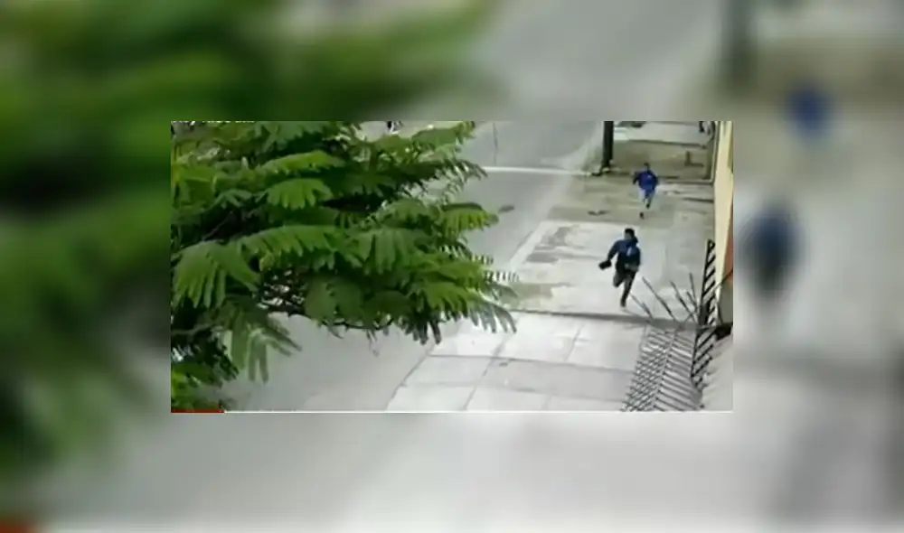 Los delincuentes habían asaltado a un menor, se llevaban su mochila. Foto: captura América Noticias Los delincuentes habían asaltado a un menor, se llevaban su mochila. Foto: captura América Noticias