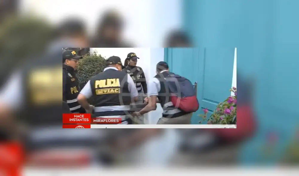 Los agentes del orden ingresaron al departamento de León Romero, en Miraflores. Foto: Captura América TV Los agentes del orden ingresaron al departamento de León Romero, en Miraflores. Foto: Captura América TV