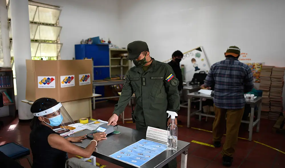 El domingo 6 de diciembre en Venezuela se llevó a cabo una jornada electoral rechazada por parte de la comunidad internacional y de la oposición. Foto: AFP