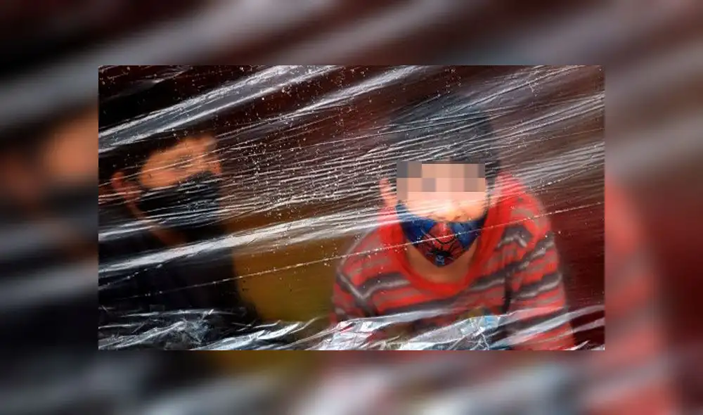 Un niño mira un campamento improvisado donde se encuentran los inmigrantes venezolanos en Bogotá, Colombia. Foto: AFP. Un niño mira un campamento improvisado donde se encuentran los inmigrantes venezolanos en Bogotá, Colombia. Foto: AFP.