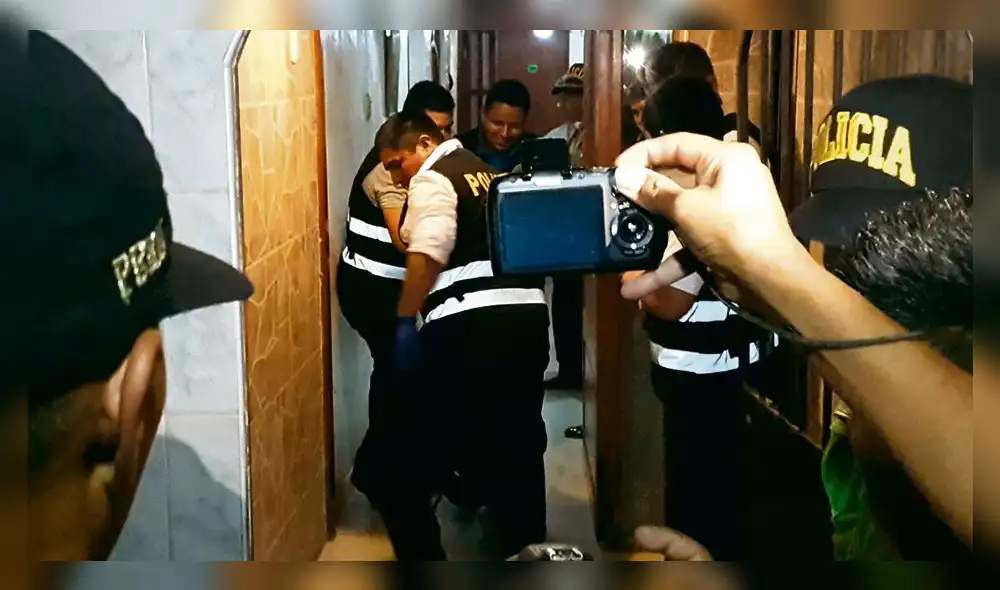 operativo. Policías retiran el cuerpo de la víctima del hotel. operativo. Policías retiran el cuerpo de la víctima del hotel.