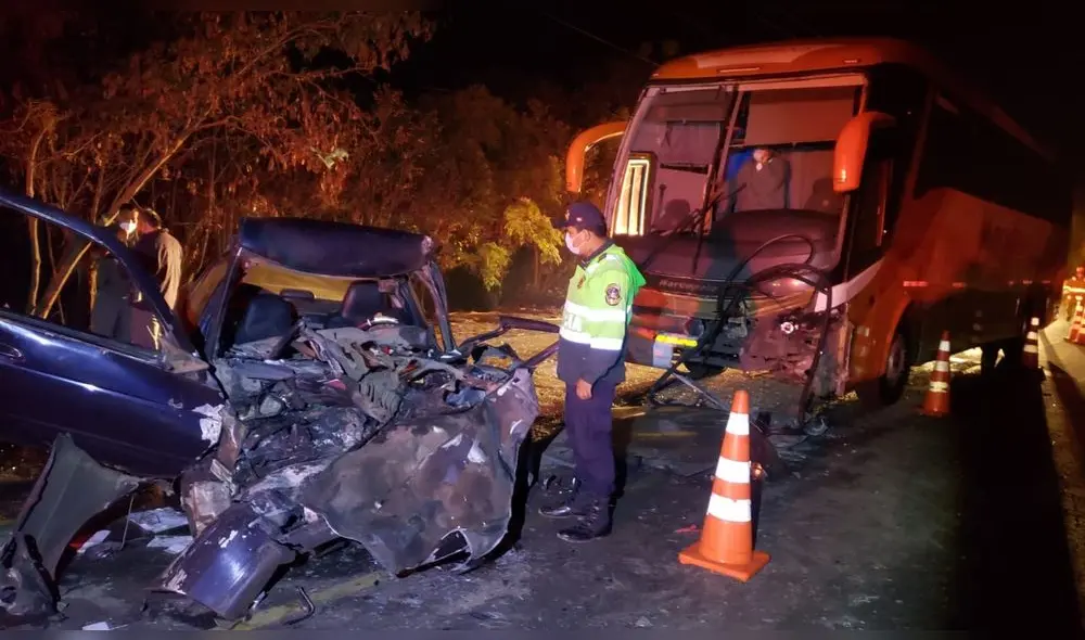 El chofer del automóvil falleció en medio de los fierros retorcidos de su vehículo.