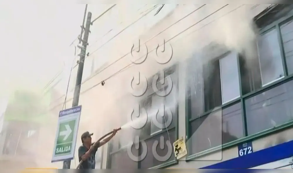 Amago de incendio en galería comercial de Mesa Redonda fue controlado Amago de incendio en galería comercial de Mesa Redonda fue controlado